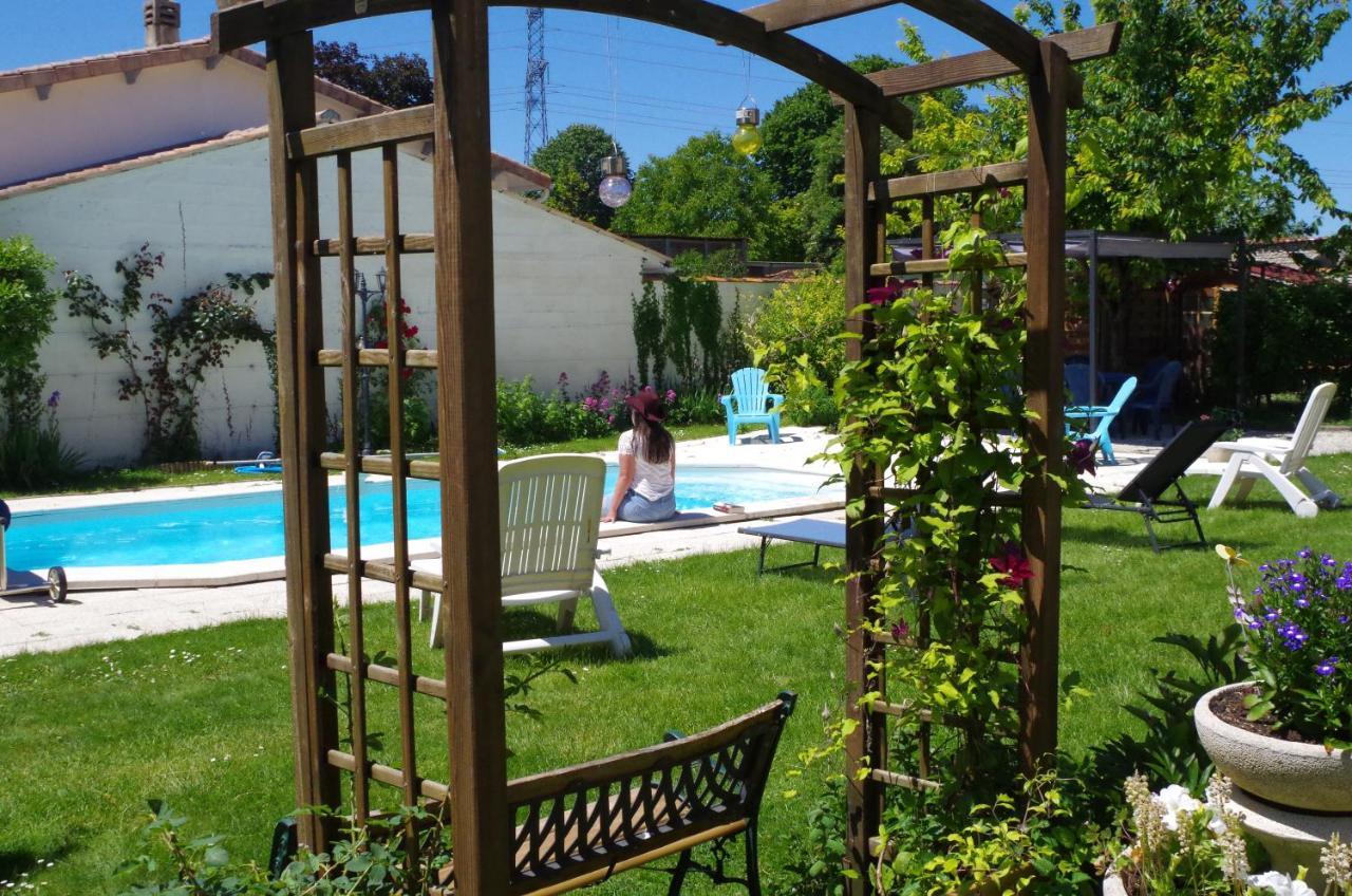 Maison D'Hotes Le Cadran Solaire Courcelles  Buitenkant foto